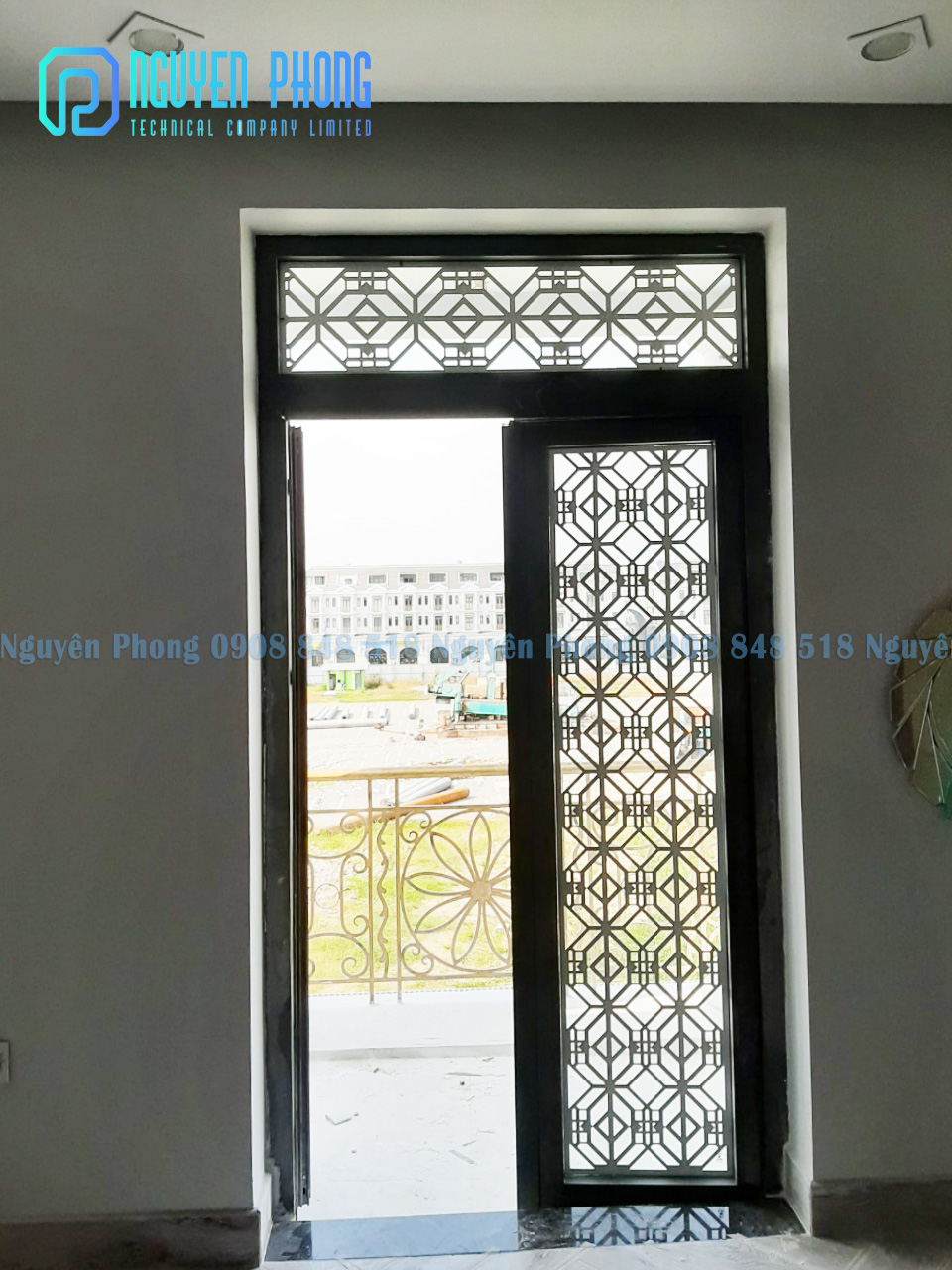 MẶT DỰNG, KHUNG GIẾNG TRỜI, CẦU THANG, VÁCH NGĂN, CỬA ĐI SẮT HOA VĂN CNC – SHOWROOM KIÊN GIANG khung trang-tri-của-di-sat-cnc-nguyen-phong-12.jpg